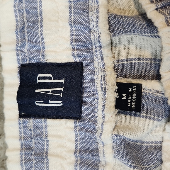 Gap striped shorts - gently worn - Picture 3 of 4